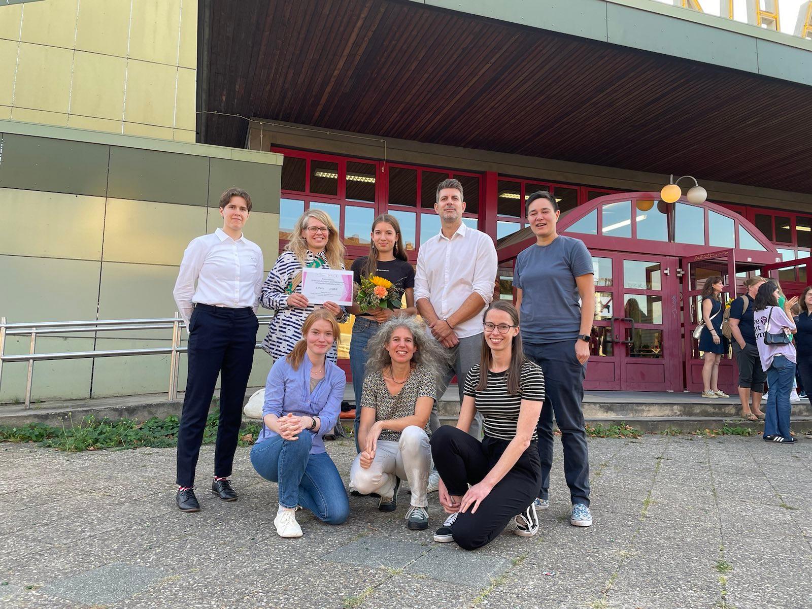 Das Projektteam der Berlin Rockets zur Ausrichtung der U13 Juniorinnen Kleinfeld Deutsche Meisterschaft 2023 im Floorball zusammen mit Herrn Fränkel vom Bezirksamt Tempelhof-Schöneberg.