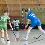Torszene. Eine Rockets Spielerin hat einen Floorball in der Kelle und läuft auf die Torhüterin von Dresden zu.