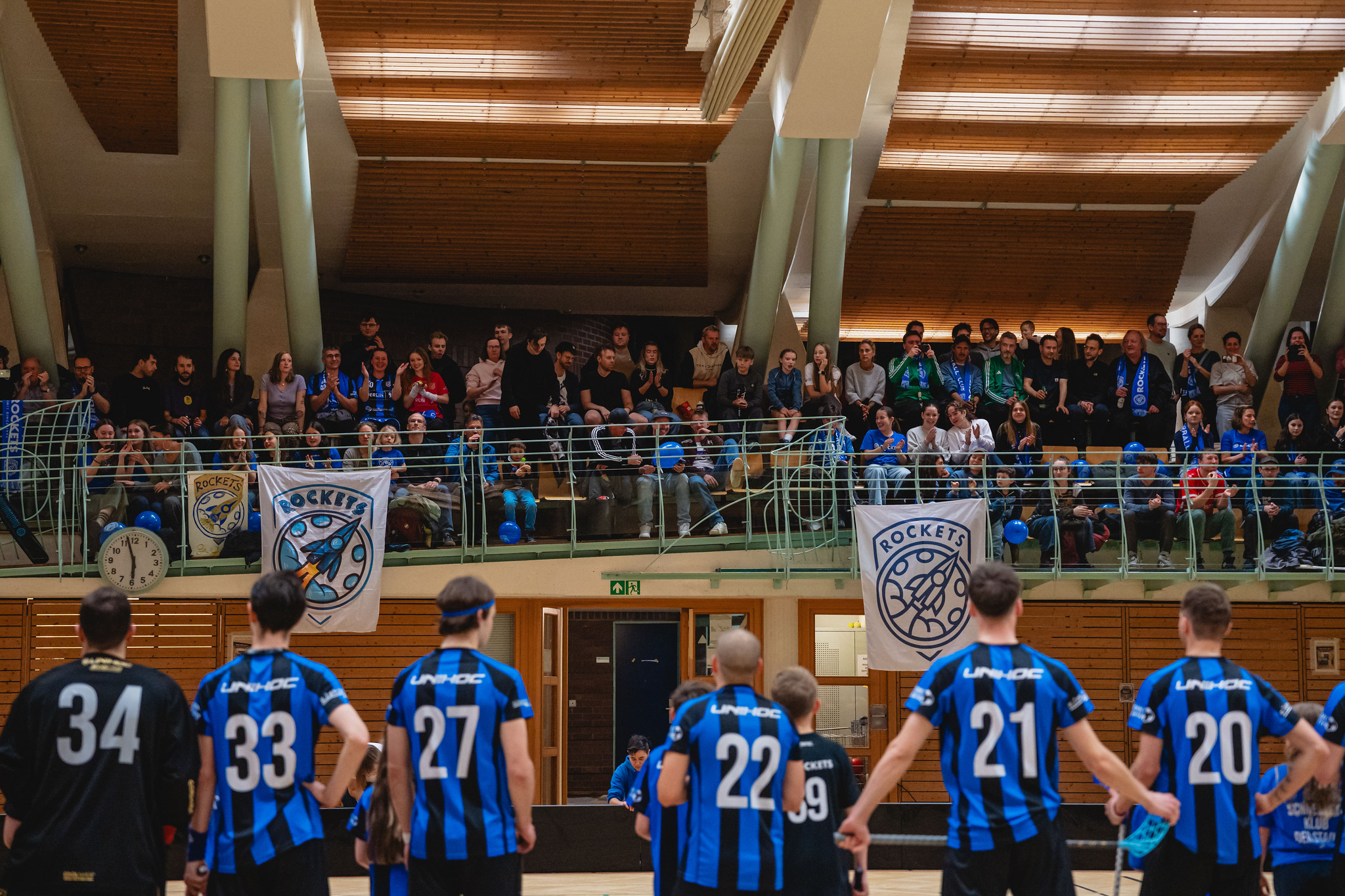 Spieler der Berlin Rockets vor einer vollen Fan-Tribüne